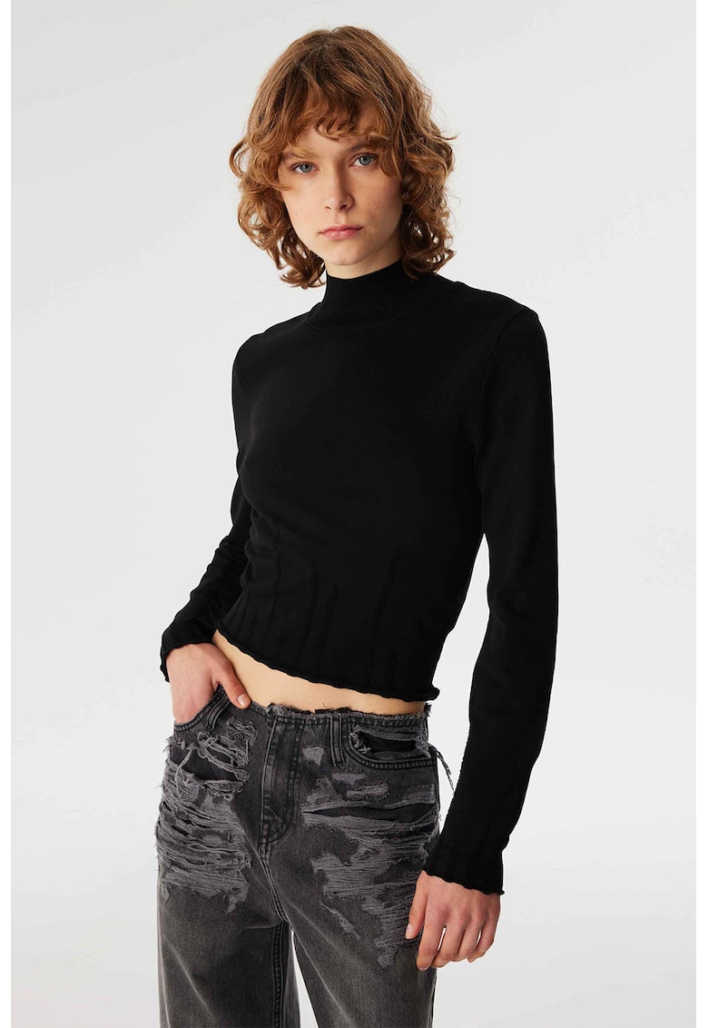 Pulover crop cu guler mediu