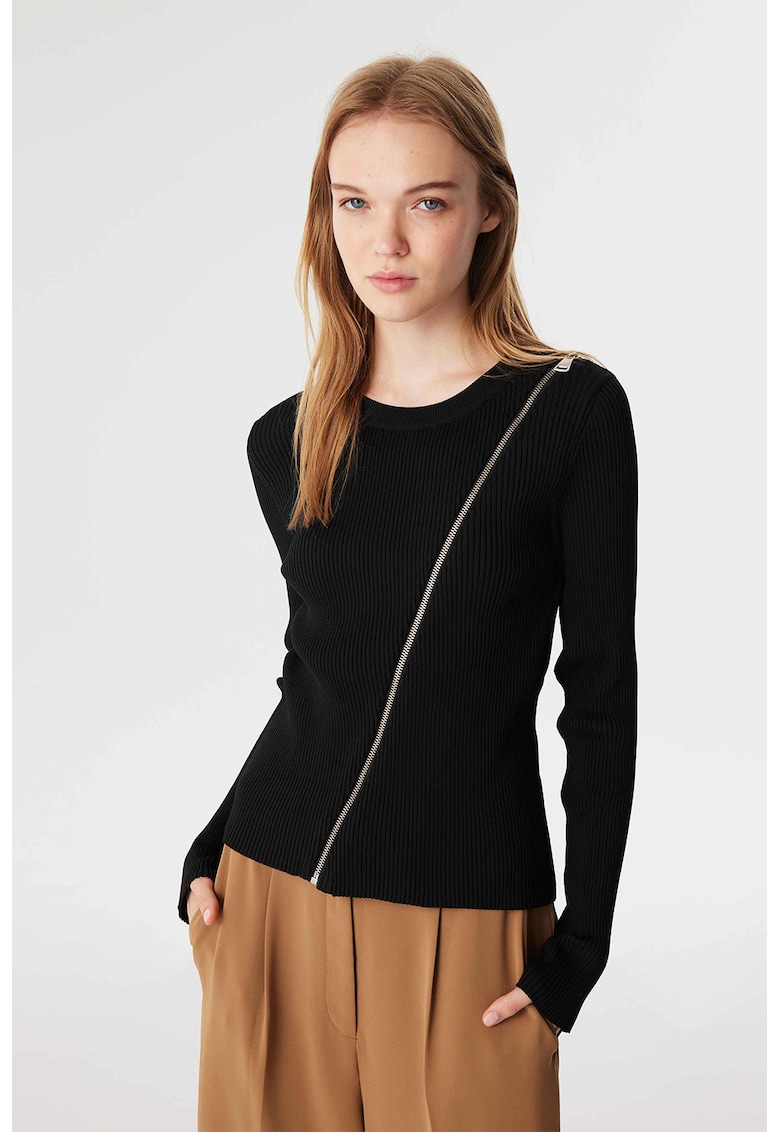 Pulover cu decolteu rotund si striatii