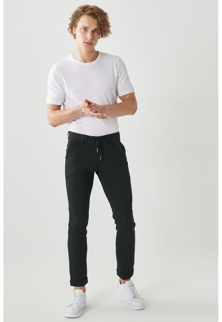 Pantaloni slim fit cu buzunare