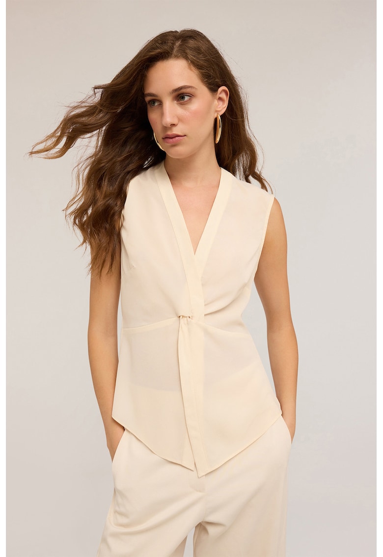 Top asimetric cu decolteu in V