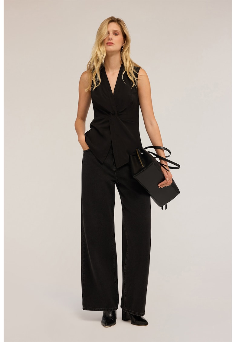 Top asimetric cu decolteu in V