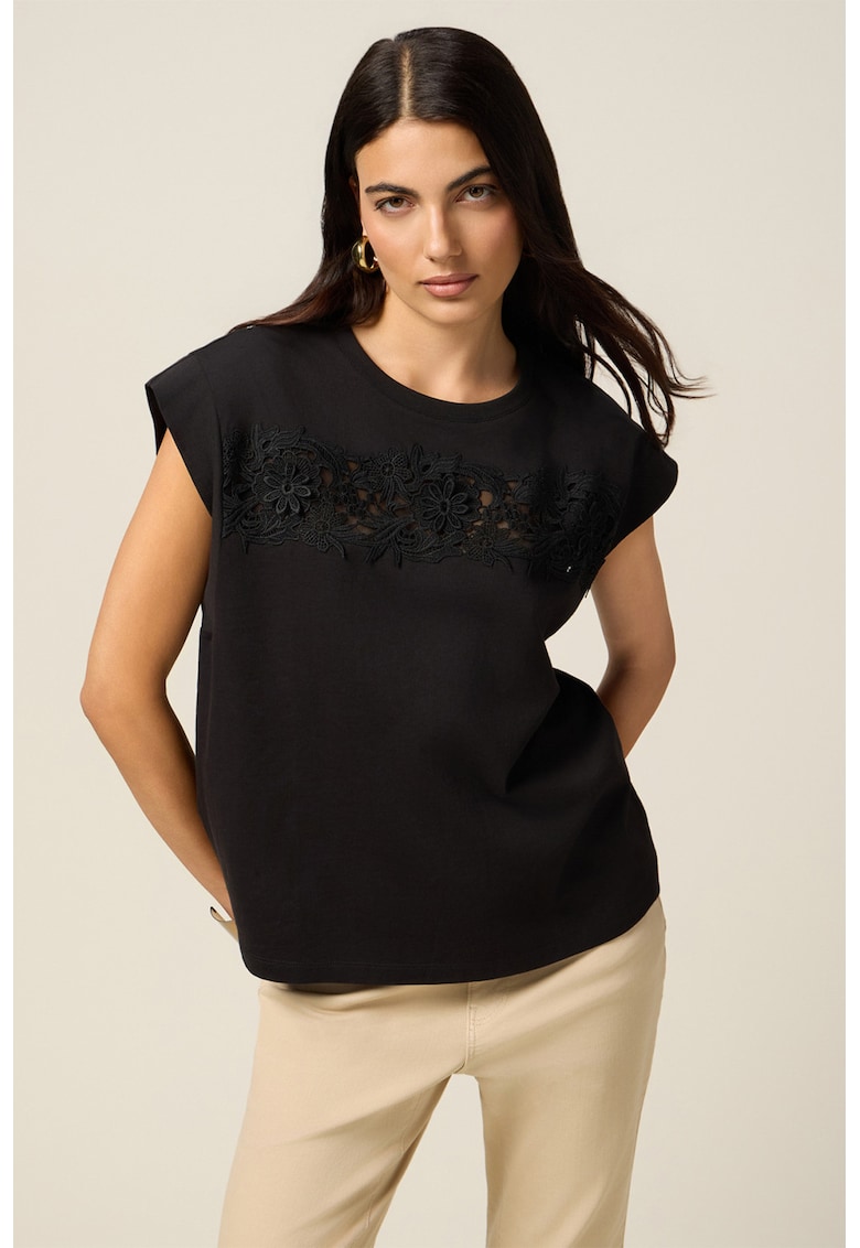 Tricou lejer cu detalii decupate