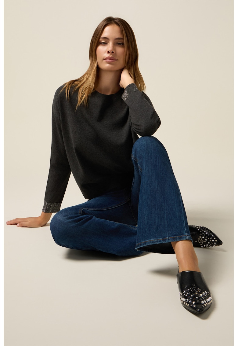 Blugi evazati cu nasturi decorativi