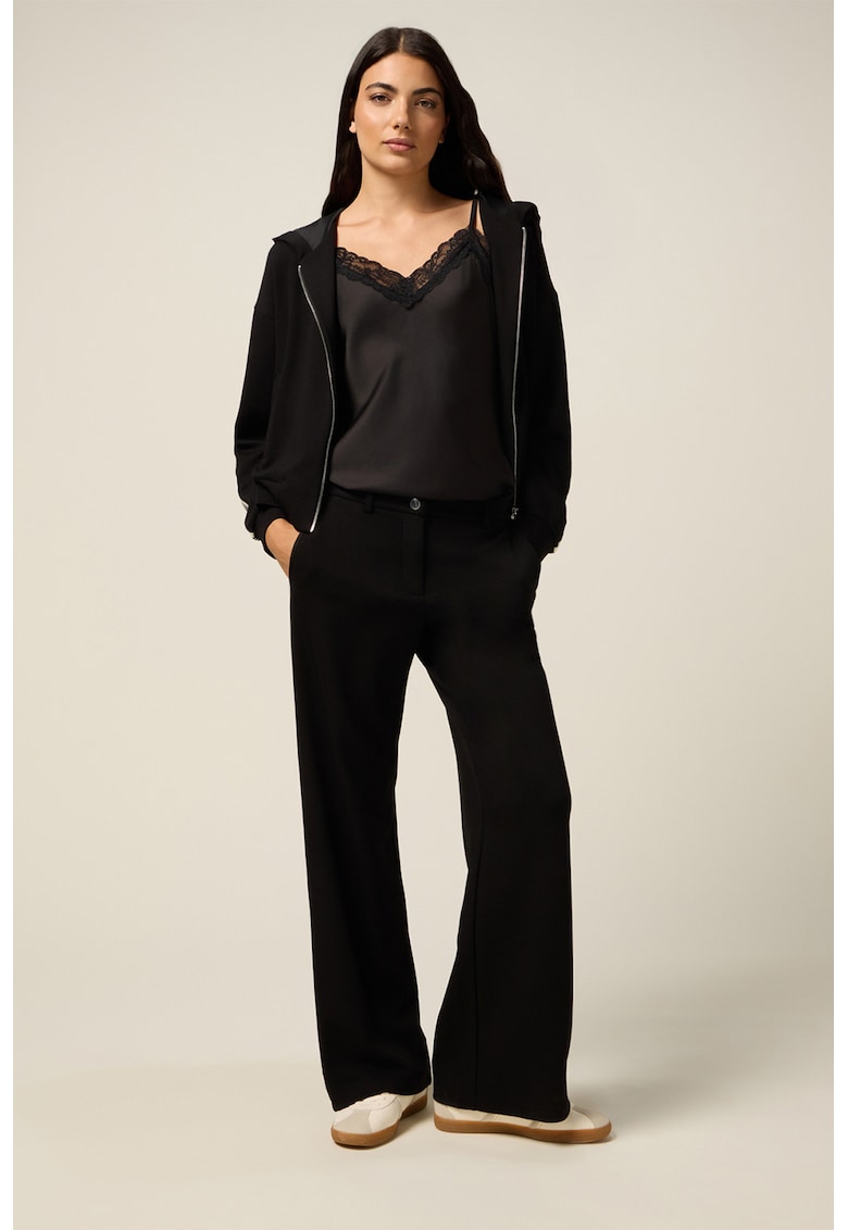 Pantaloni cu croiala ampla si dungi laterale