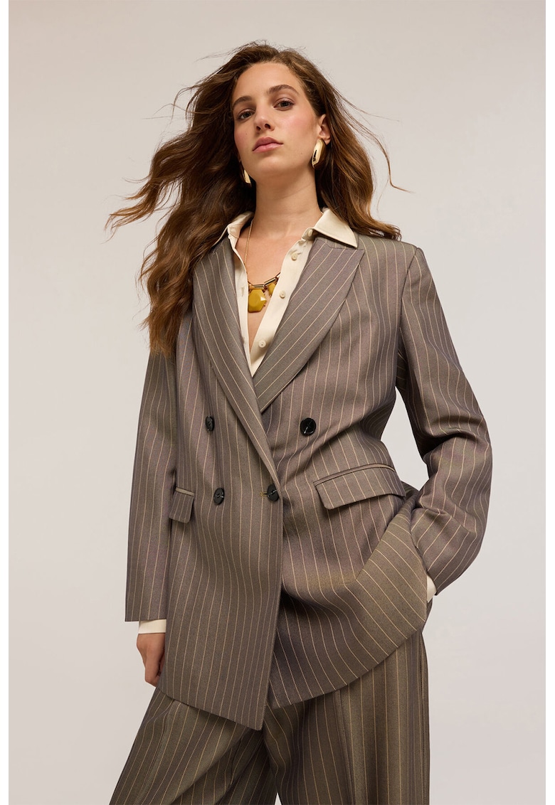 Sacou cu doua randuri de nasturi si buzunare cu clapa Sacou cu doua randuri de nasturi si buzunare cu clapa