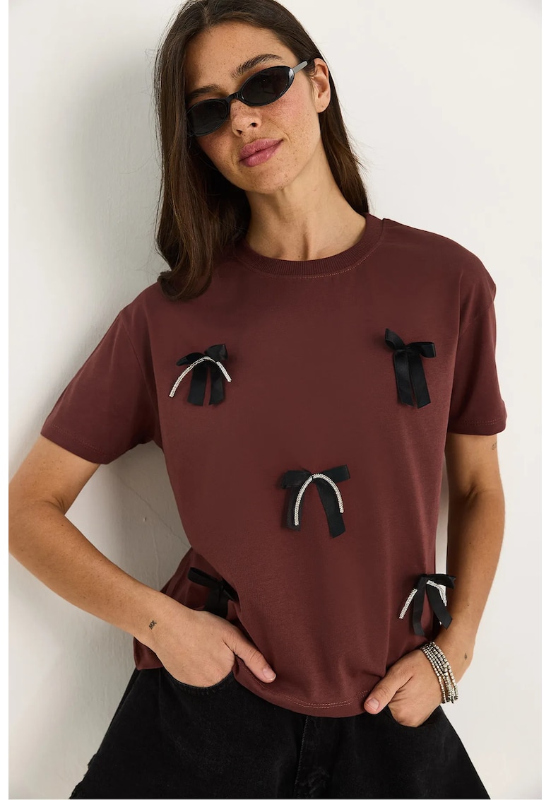 Tricou crop -  cu model si accesorii - maro - bumbac