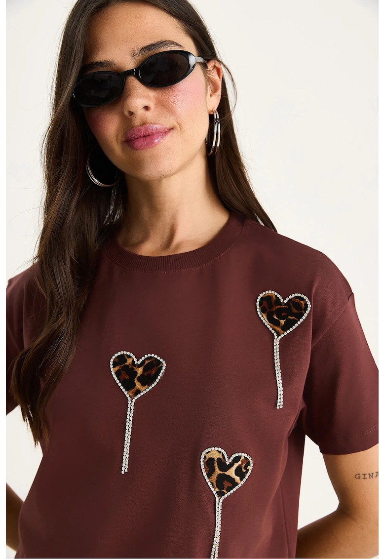 Tricou din bumbac - imprimeu brodat - maro - maneca scurta