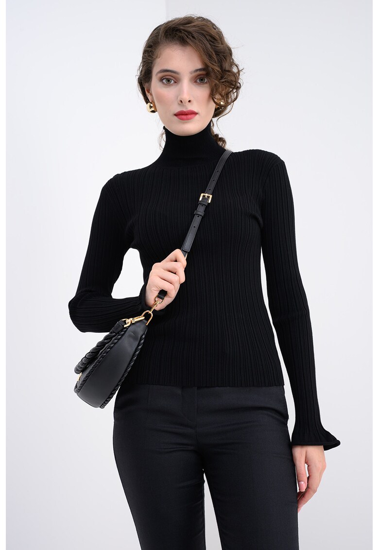 Pulover slim fit cu striatii si guler inalt