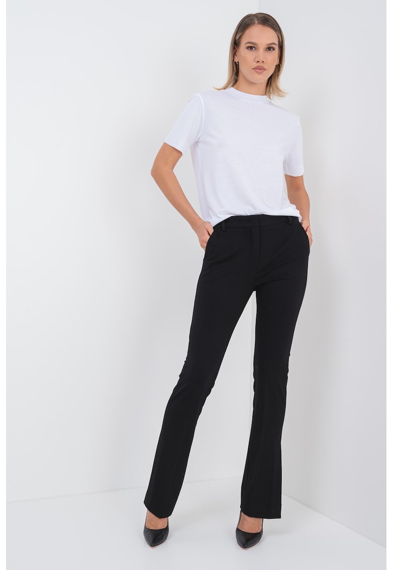 Pantaloni uni cu slituri la terminatii