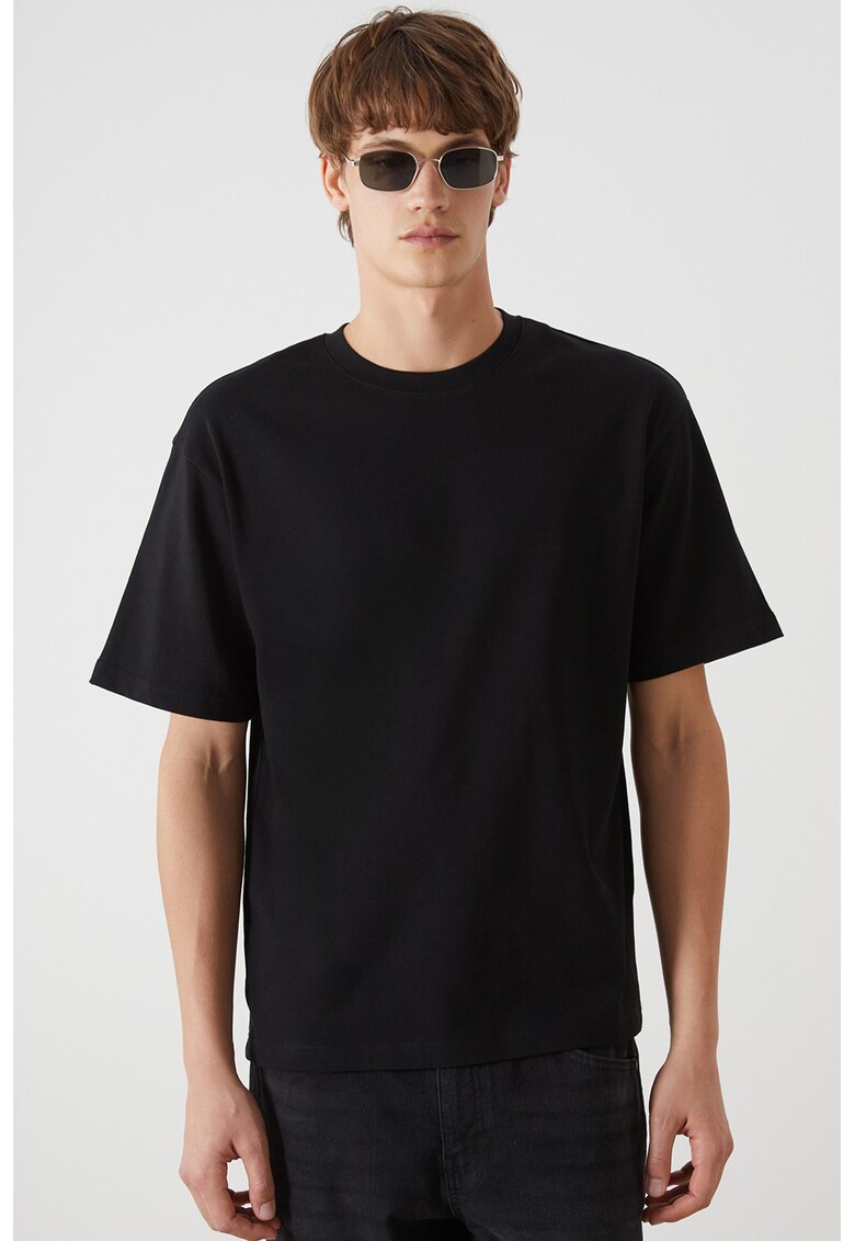 Tricou lejer cu decolteu la baza gatului - Negru