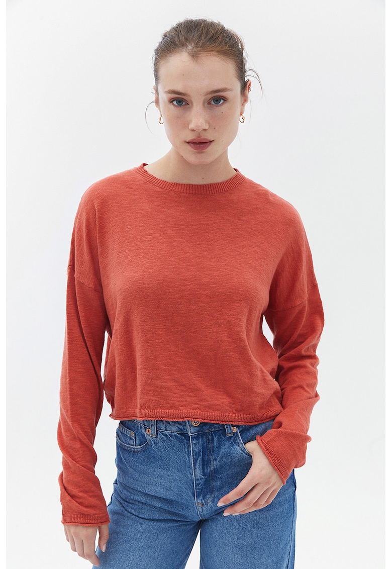 Pulover tricotat fin cu decolteu la baza gatului