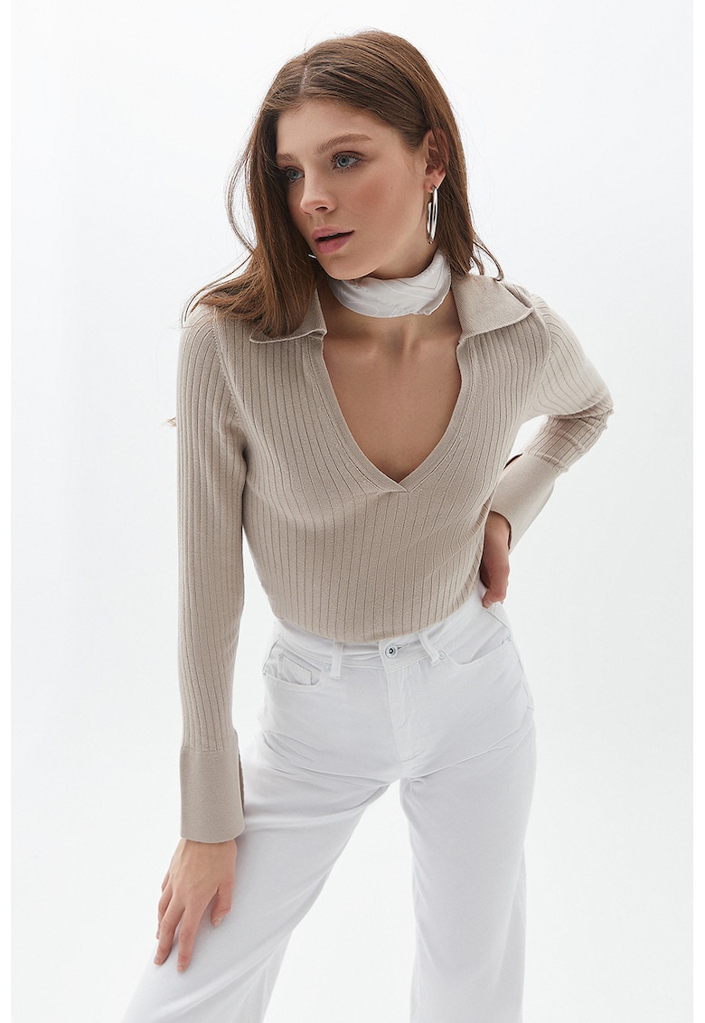 Pulover striat cu decolteu in V