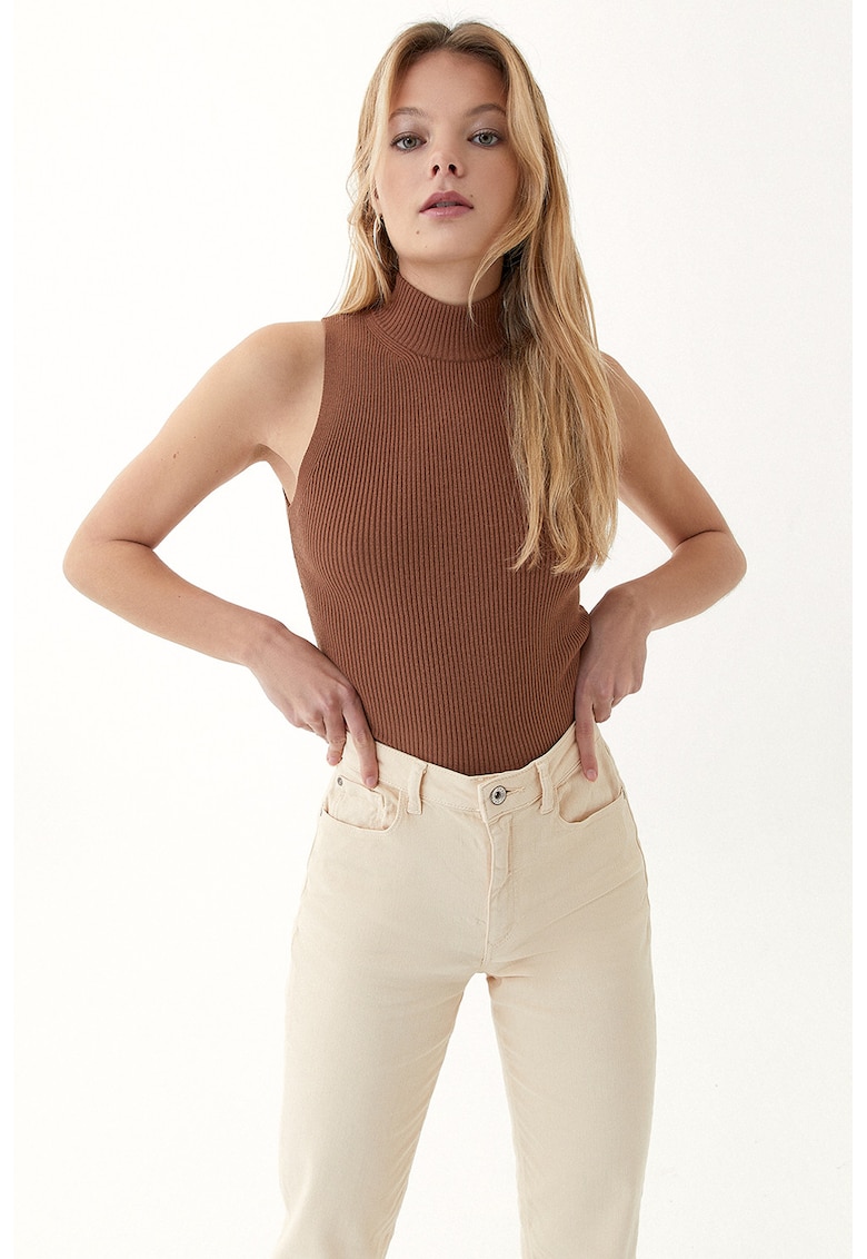 Top uni cu guler scurt Top uni cu guler scurt