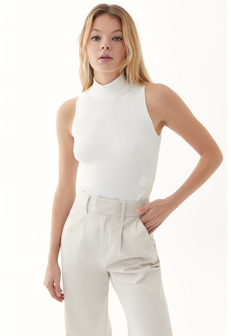 Top uni cu guler scurt