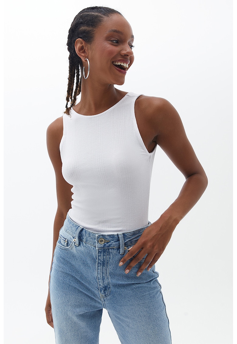 Top slim-fit cu decupaj pe partea din spate si decolteu rotund