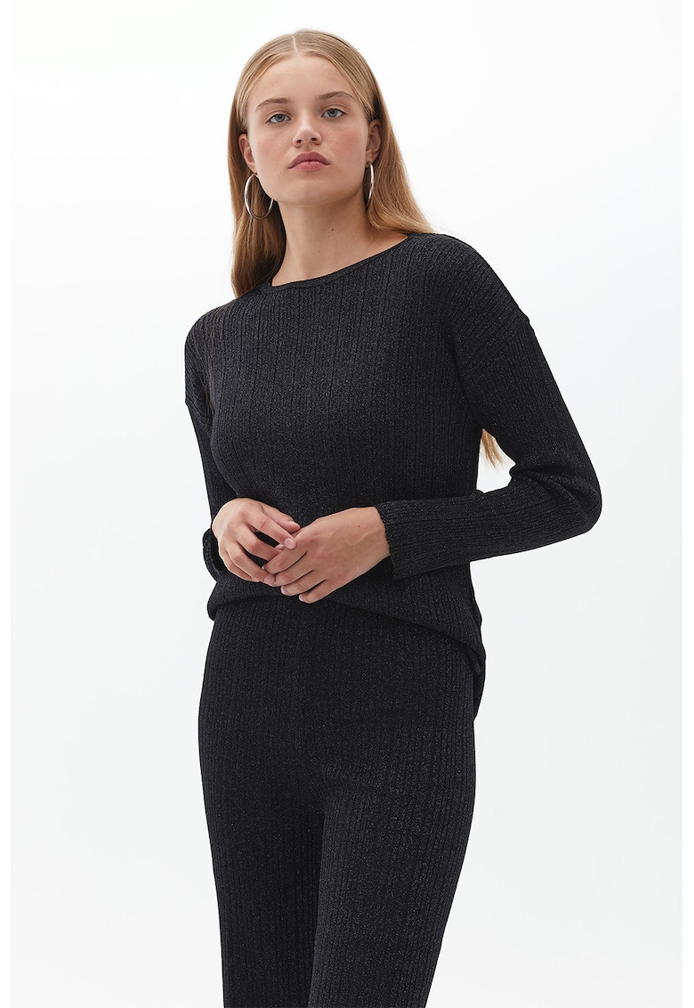 Pulover cu maneci cazute si aspect stralucitor