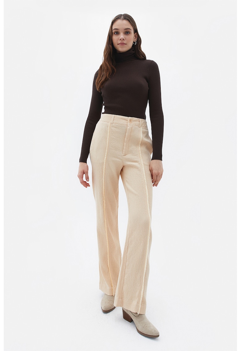Pantaloni cu cusaturi accentuate Pantaloni cu cusaturi accentuate