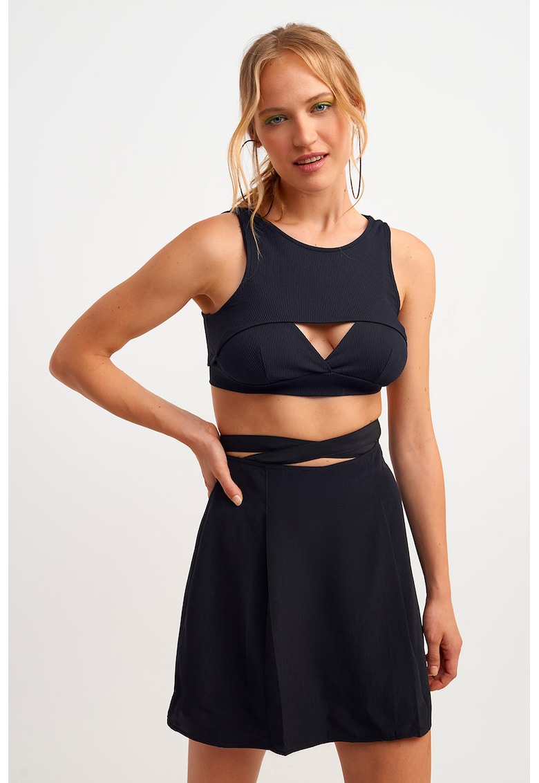 Top crop cu detaliu decupat Top crop cu detaliu decupat