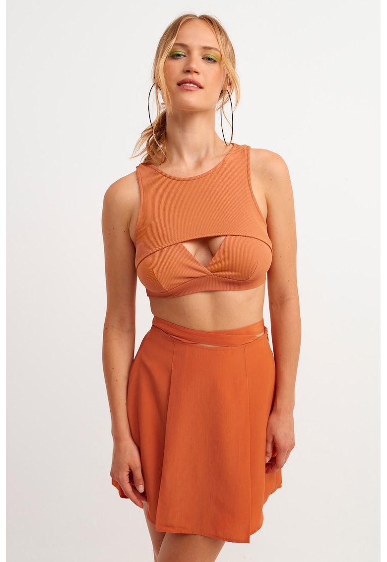 Top crop cu detaliu decupat