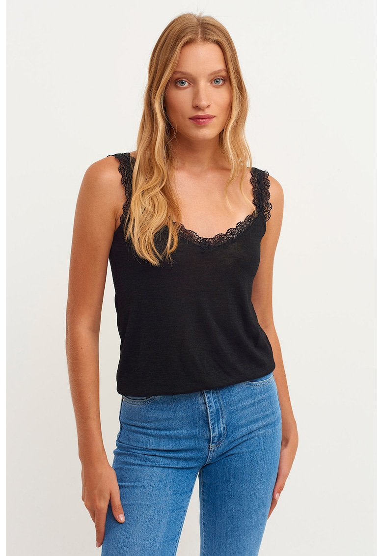Top cu detalii din dantela si decolteu in V