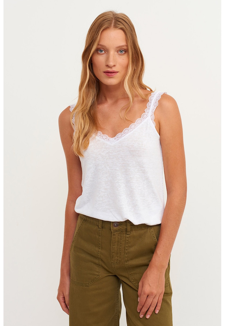 Top cu detalii din dantela si decolteu in V