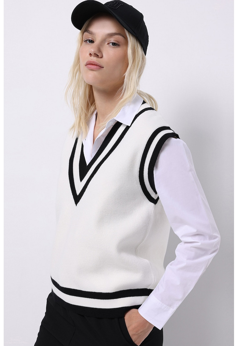 Vesta tricotata fin cu terminatii contrastante