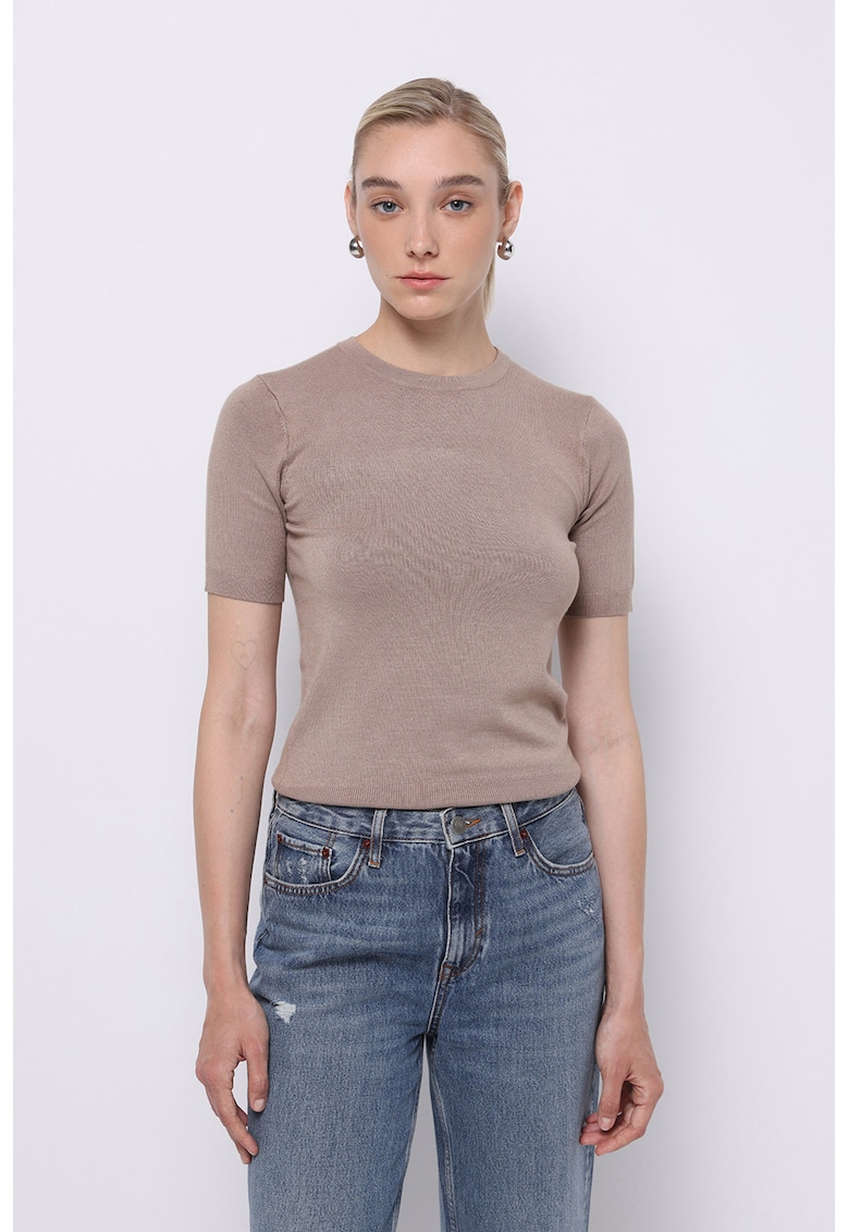 Bluza cu decolteu la baza gatului si maneci scurte