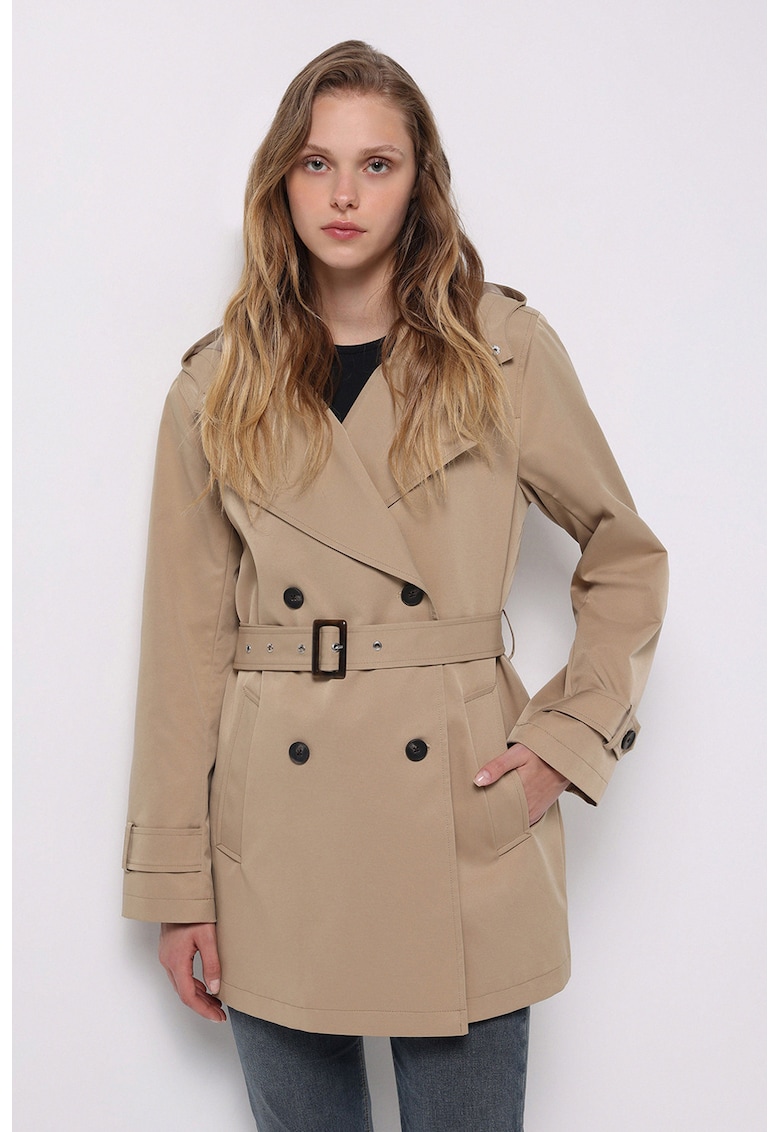 Trenci scurte cu o curea