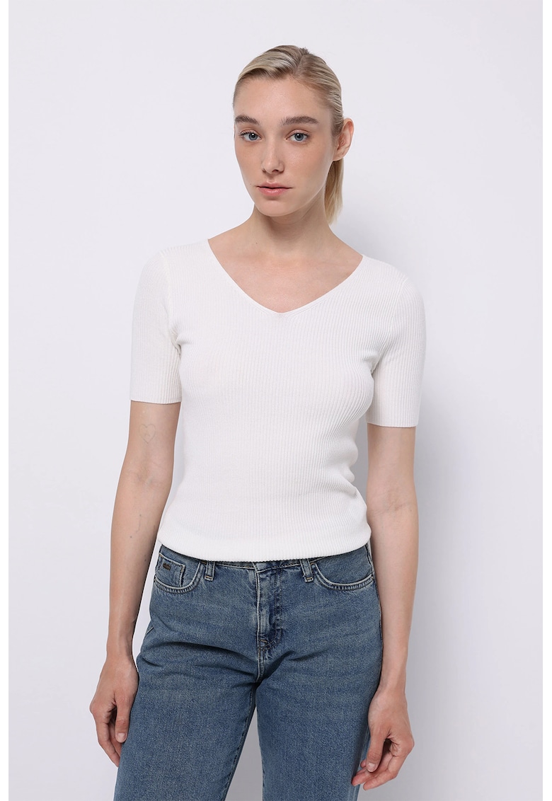 Tricou cu decolteu in V si aspect striat