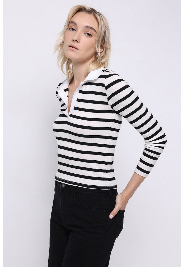 Pulover slim fit cu model in dungi