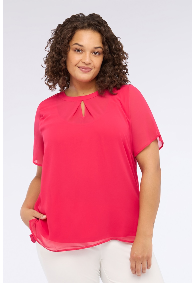 Bluza cu decolteu la baza gatului si decupaj mic frontal