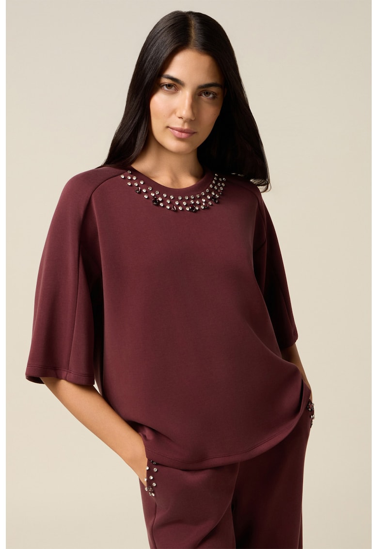Bluza lejera cu strasuri pe decolteu