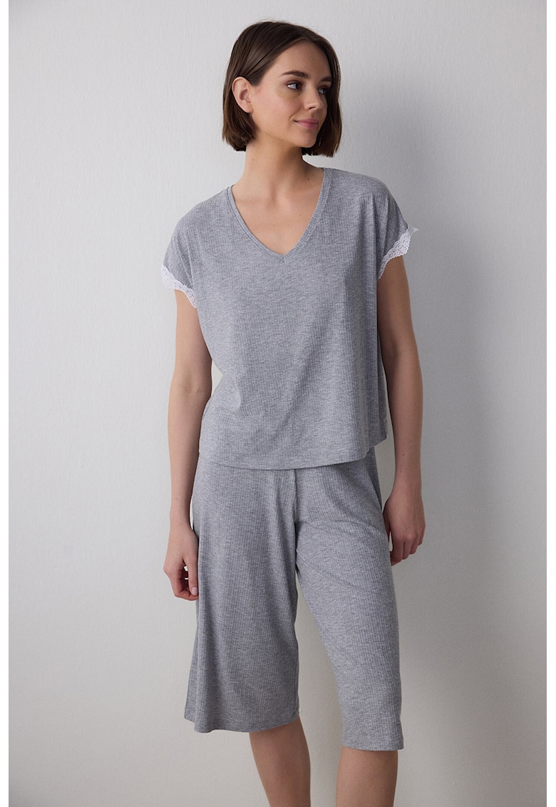 Pijama lejera cu pantaloni scurti si insertii din dantela