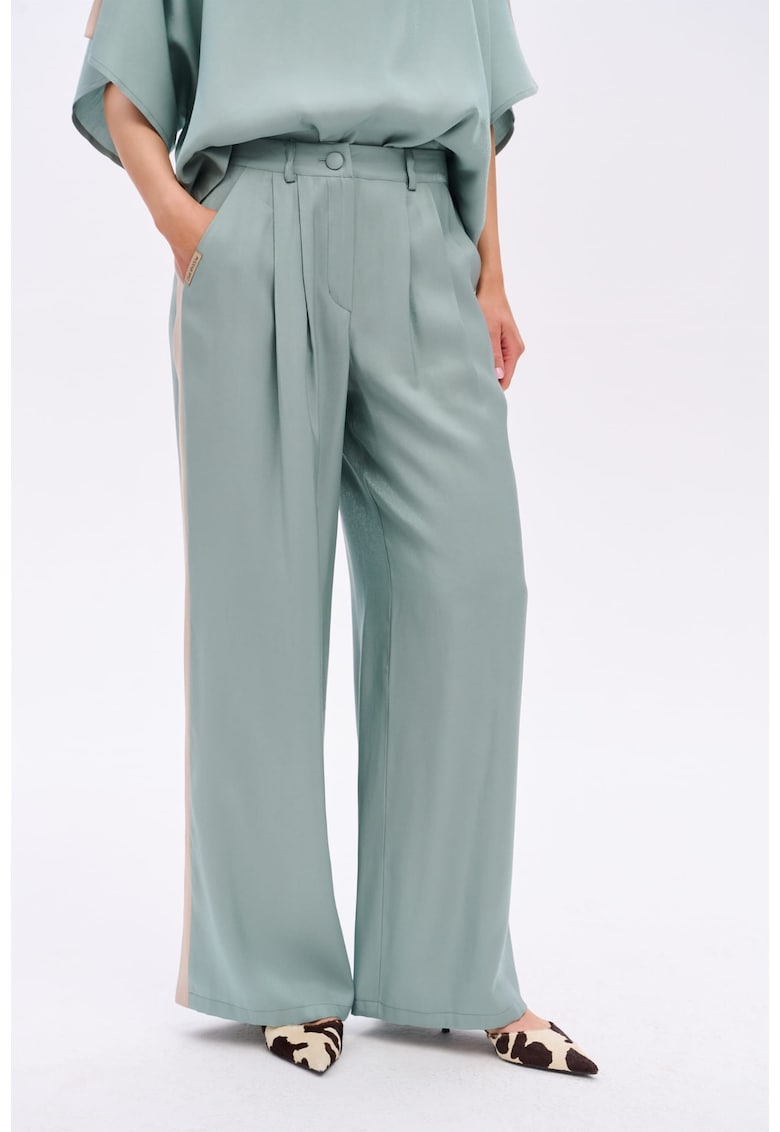 Pantaloni cu croiala lejera si pliuri