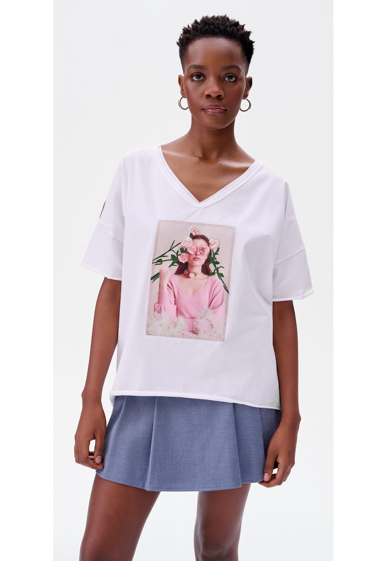 Tricou larg cu decolteu in V si model grafic