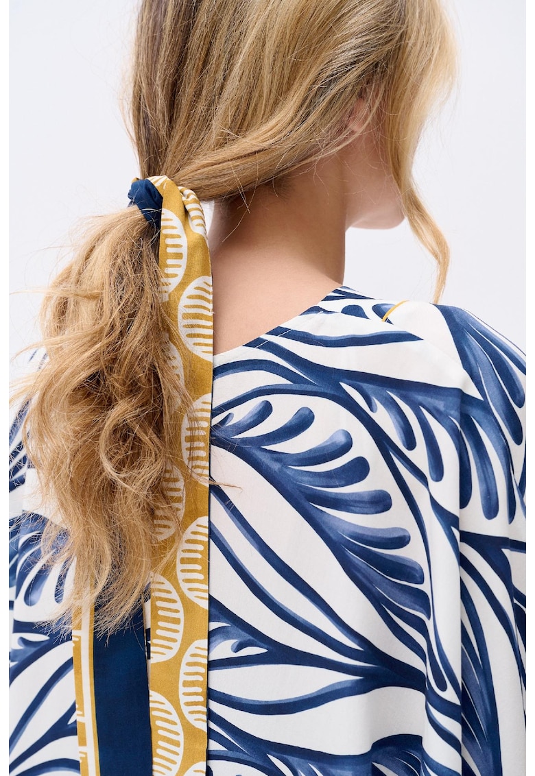 Bluza lejera cu imprimeu si cu decolteu in V