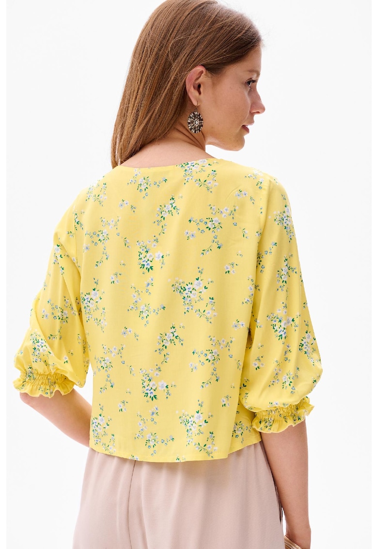 Bluza cu imprimeu floral si maneci medii