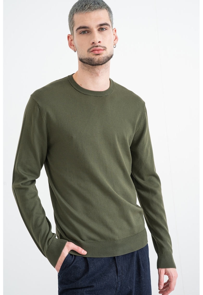 Pulover tricotat fin cu decolteu la baza gatului