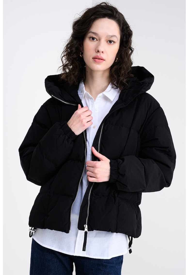 Geaca scurta cu umplutura de puf si gluga