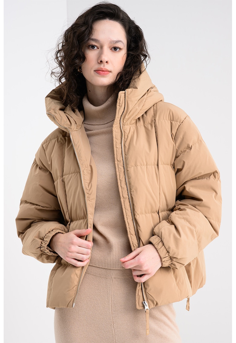 Geaca scurta cu umplutura de puf si gluga