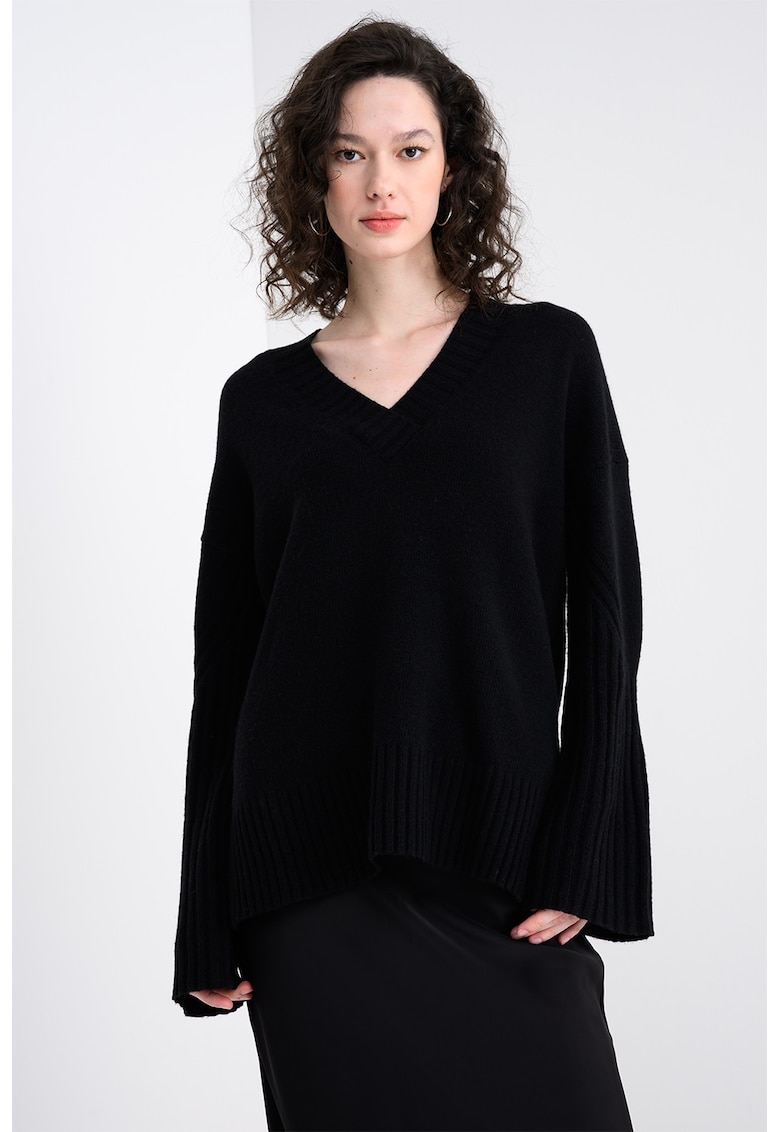 Pulover tricotat fin din amestec de lana cu decolteu in V