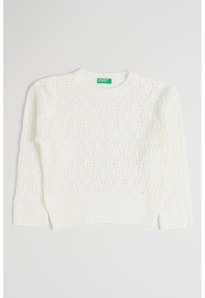 Pulover cu decolteu la baza gatului si perforatii