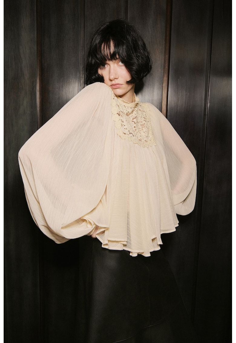 Bluza lejera cu volan si broderie