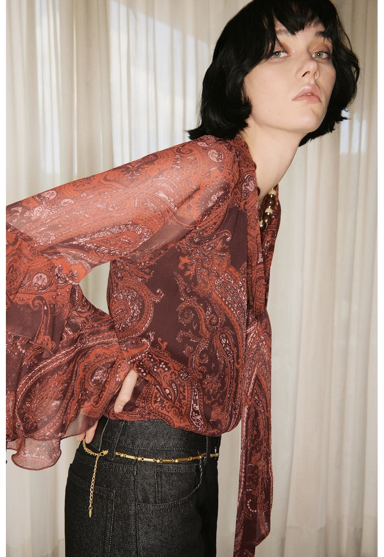 Bluza cu volan si model