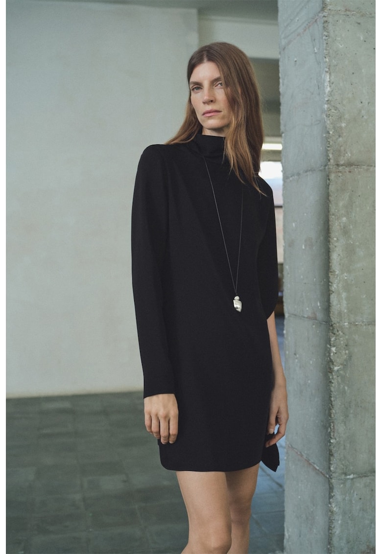 Rochie mini cu design asimetric