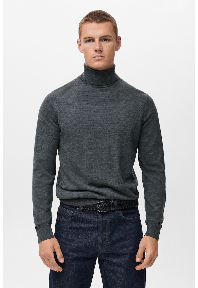 Pulover tricotat fin din lana cu guler inalt