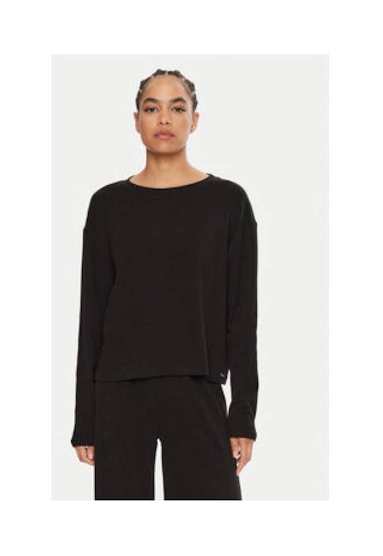 Bluza lejera cu decolteu la baza gatului