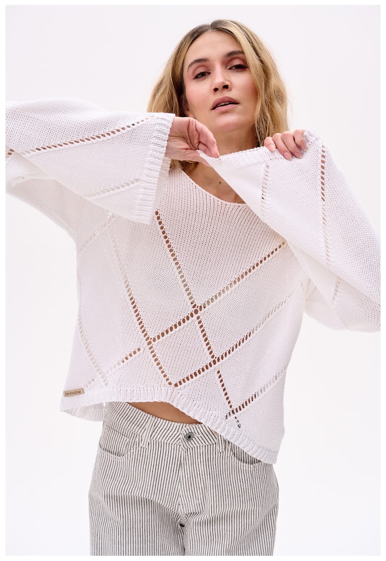 Pulover cu maneci cazute si perforatii