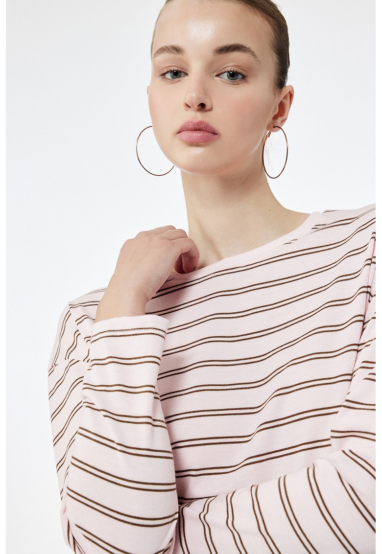 Bluza cu decolteu la baza gatului si model in dungi