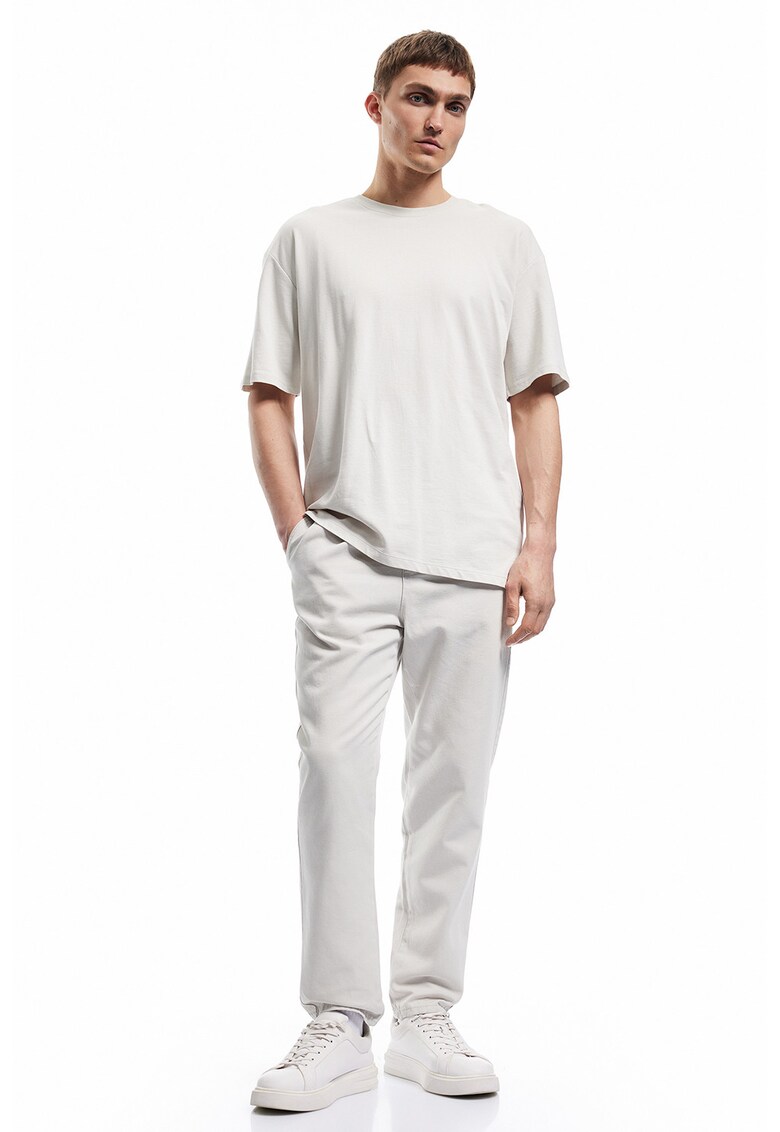 Pantaloni conici de bumbac cu buzunare laterale